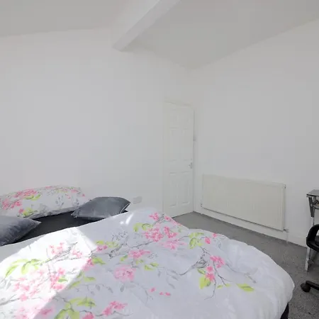 Entire Cheetham Hill House * Манчестер