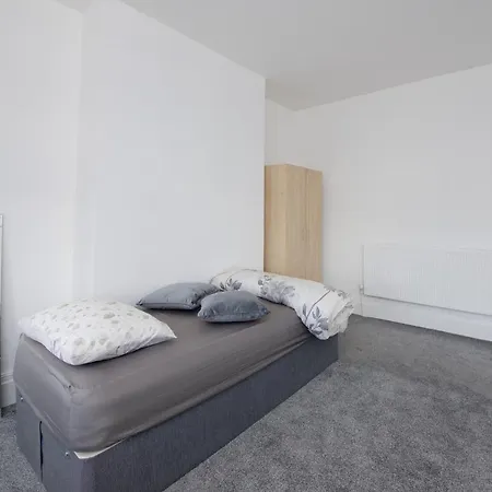 Entire Cheetham Hill House Проживание в семье