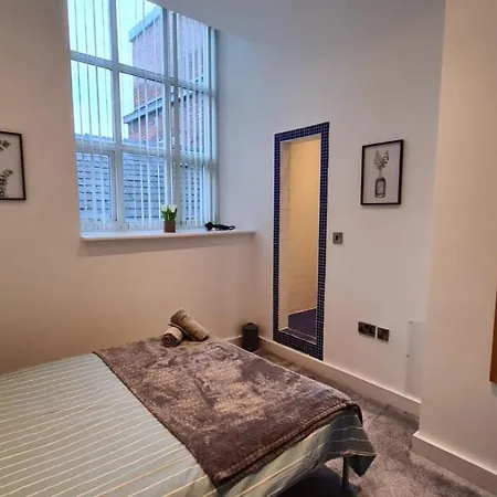 Spacious, Bright And Airy Centre Flat. Unique Converted Mill. *