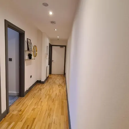 Spacious, Bright And Airy Centre Flat. Unique Converted Mill.