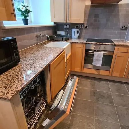 Spacious, Bright And Airy Centre Flat. Unique Converted Mill.