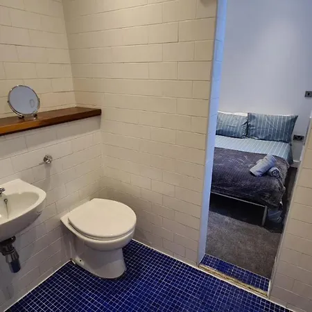 Spacious, Bright And Airy Centre Flat. Unique Converted Mill. Апартаменты