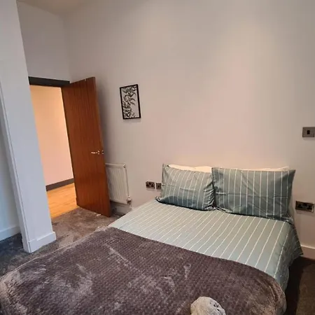 Spacious, Bright And Airy Centre Flat. Unique Converted Mill.