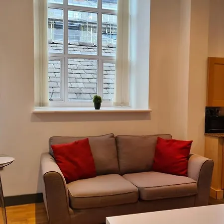 Spacious, Bright And Airy Centre Flat. Unique Converted Mill.