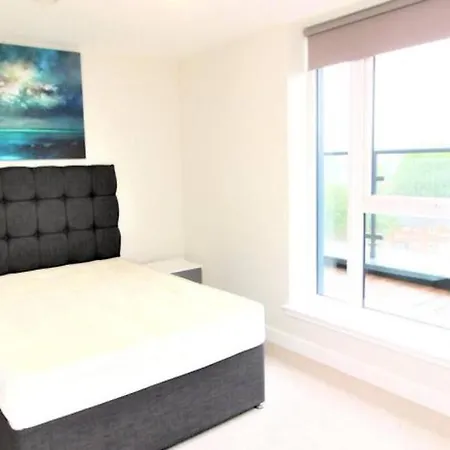 Modern 1 Bed Apartment Perfect For Couples Balcony *