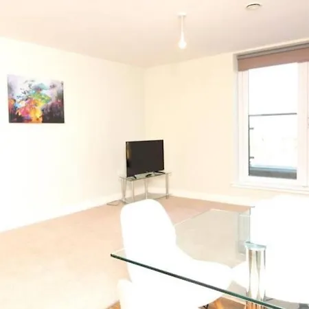 Modern 1 Bed Apartment Perfect For Couples Balcony *