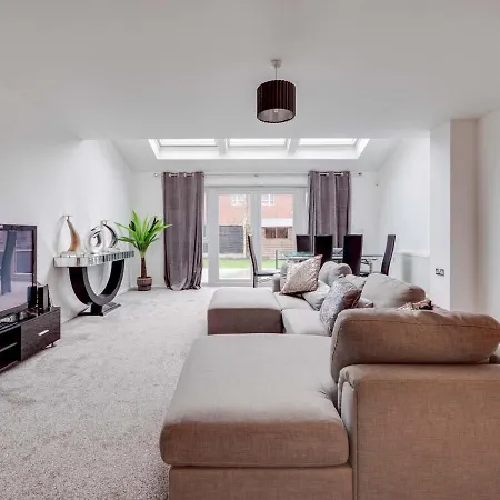 Pass The Keys Spacious And Modern Property With Parking And Garden בית נופש
