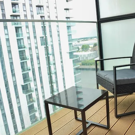 Apartment Luxury 1-Bed Apartment With Balcony & Free Parking For Business And Corporate Stays
