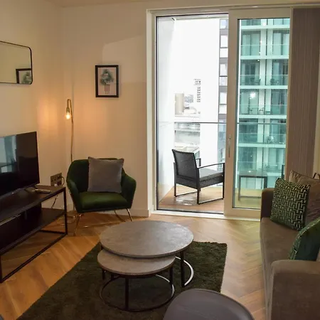 Luxury 1-Bed Apartment With Balcony & Free Parking For Business And Corporate Stays *