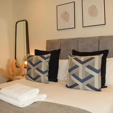 Luxury 1-Bed Apartment With Balcony & Free Parking For Business And Corporate Stays * Manchester