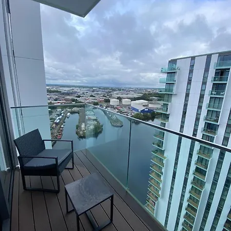 Luxury 1-Bed Apartment With Balcony & Free Parking For Business And Corporate Stays Lejlighed *