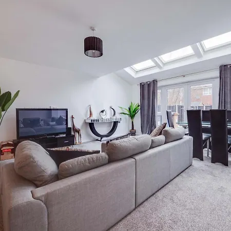 Pass The Keys Spacious And Modern Property With Parking And Garden