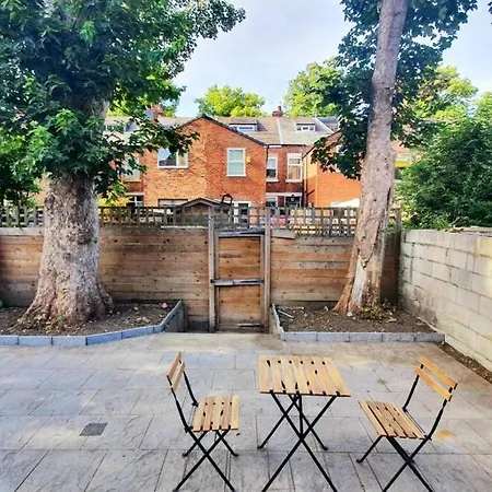 Beautiful And Spacious Apartment: 3 Beds & 2 Bath - Newly Renovated ,open-plan Kitchen/living Daire