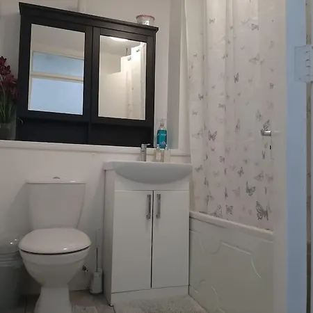 Entire Rental, Easy Reach To Etihad Stadium Apartment