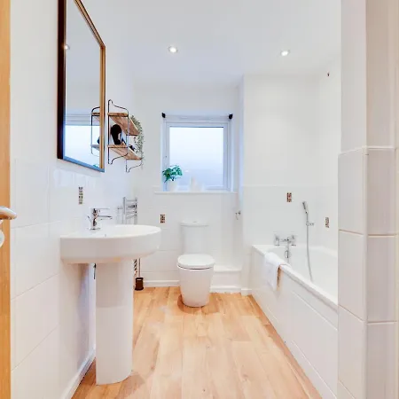 Pass The Keys Spacious And Modern Property With Parking And Garden בית נופש