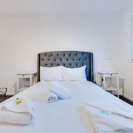 Pass The Keys Spacious And Modern Property With Parking And Garden