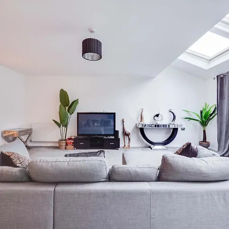 Pass The Keys Spacious And Modern Property With Parking And Garden *