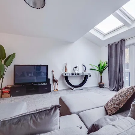 Pass The Keys Spacious And Modern Property With Parking And Garden