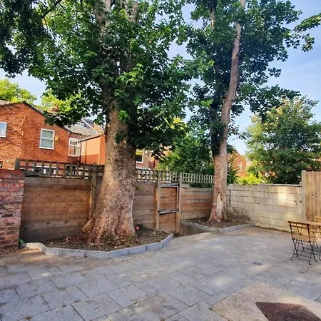 Beautiful And Spacious Apartment: 3 Beds & 2 Bath - Newly Renovated ,open-plan Kitchen/living Daire