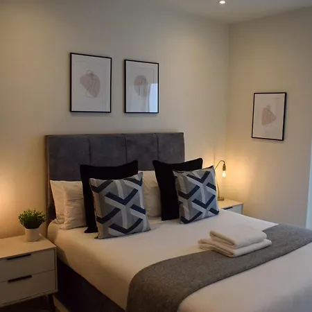 Luxury 1-Bed Apartment With Balcony & Free Parking For Business And Corporate Stays *
