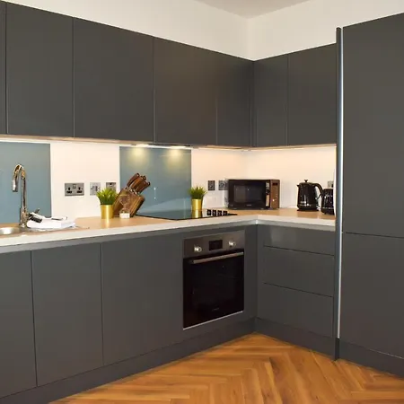 Lejlighed Luxury 1-Bed Apartment With Balcony & Free Parking For Business And Corporate Stays