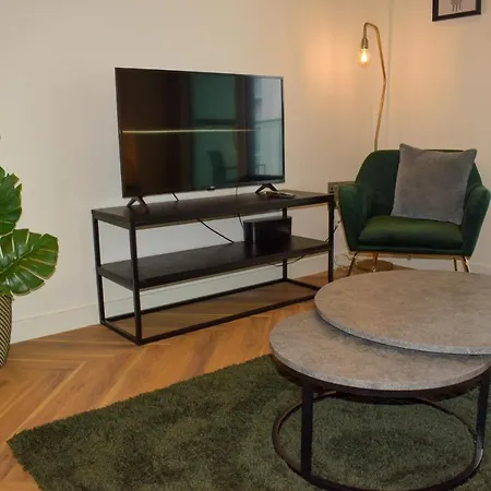 Luxury 1-Bed Apartment With Balcony & Free Parking For Business And Corporate Stays *