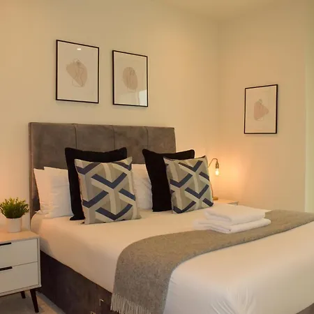 Luxury 1-Bed Apartment With Balcony & Free Parking For Business And Corporate Stays *