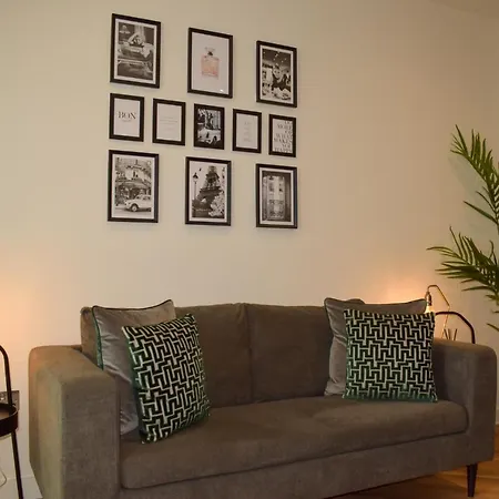 Luxury 1-Bed Apartment With Balcony & Free Parking For Business And Corporate Stays Apartment *