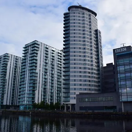 Luxury 1-Bed Apartment With Balcony & Free Parking For Business And Corporate Stays
