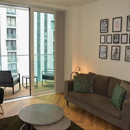 Luxury 1-Bed Apartment With Balcony & Free Parking For Business And Corporate Stays * Manchester
