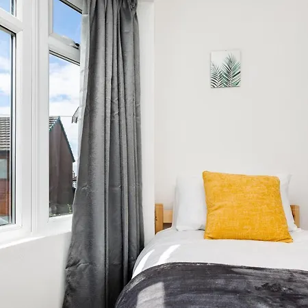1 Mile To Etihad Stadium & Coop Arena, Free Parking, 7 Ppl Holiday home *