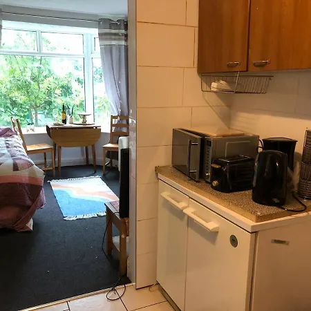 Private Studio Flat Great Location In Apartment *