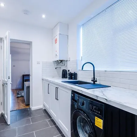 Hotel 3 Bedroom House Hosted By Mcr Dens