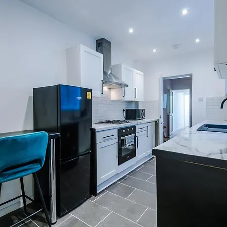 3 Bedroom House Hosted By Mcr Dens * مانشستر