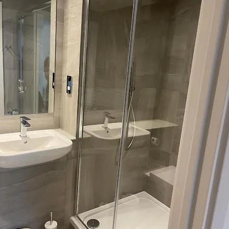 Апартаменты Lovely 2 Bedroom, City Centre, Gym, King Size Bed *