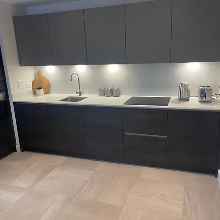 Lovely 2 Bedroom, City Centre, Gym, King Size Bed