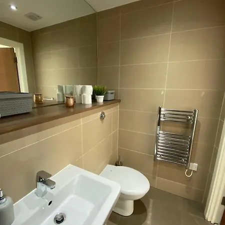 3 Bed Central *free Parking On Site* Apartment