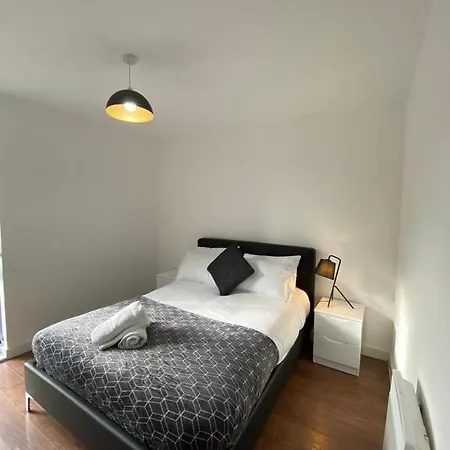 3 Bed Central *free Parking On Site* *