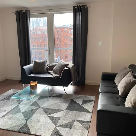 3 Bed Central *free Parking On Site* Apartment