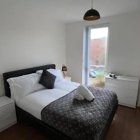 3 Bed Central *free Parking On Site* Apartment *