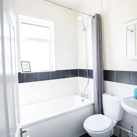 Rutland House 10 Mins From City Ctr 4-bedroom House *
