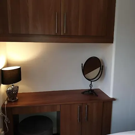 Spacious 3Bed Home In Manchester 5 Mins Walk To Clifton Station With Spacious Garden And Free Parking * Manchester