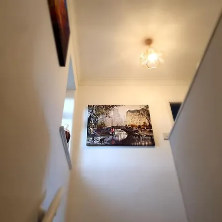 Spacious 3Bed Home In Manchester 5 Mins Walk To Clifton Station With Spacious Garden And Free Parking