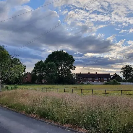 Дом отдыха Cheerful 3 Bedroom House With Spacious Garden