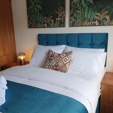 Cheerful 3 Bedroom House With Spacious Garden * Манчестер