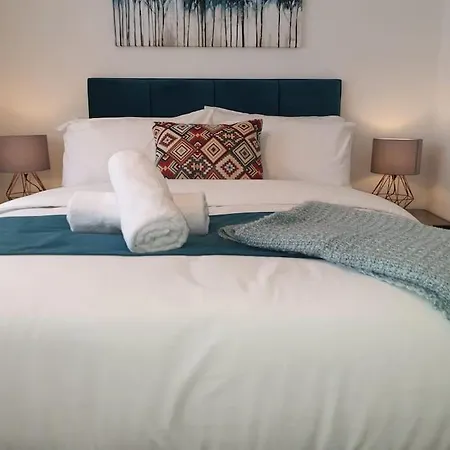 Cheerful 3 Bedroom House With Spacious Garden Дом отдыха