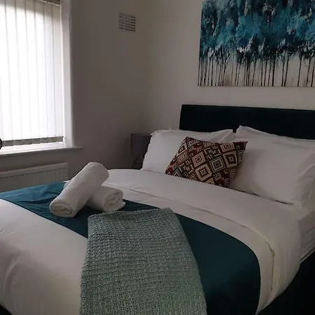 Cheerful 3 Bedroom House With Spacious Garden *