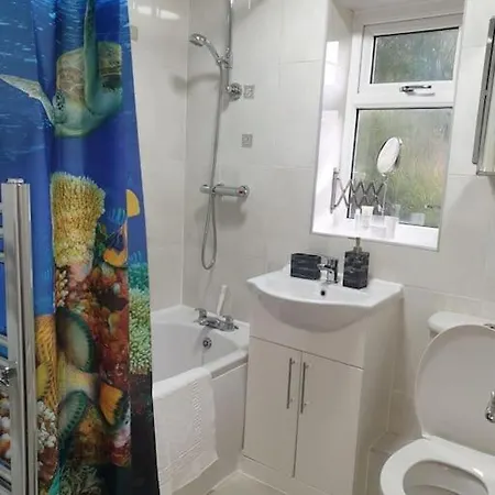 Cheerful 3 Bedroom House With Spacious Garden Holiday home *