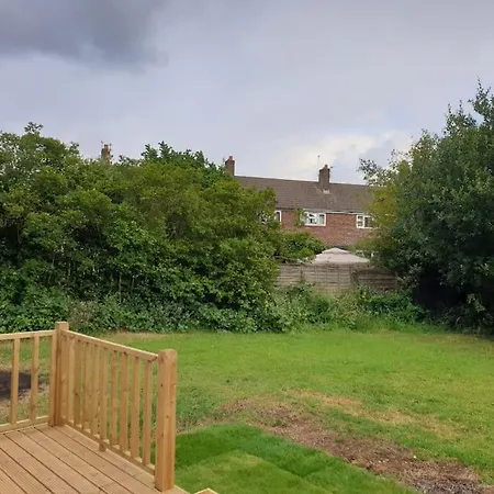 Cheerful 3 Bedroom House With Spacious Garden Manchester