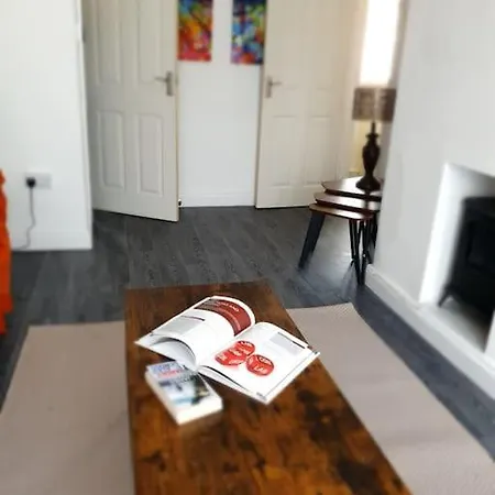 Holiday home Cheerful 3 Bedroom House With Spacious Garden Manchester
